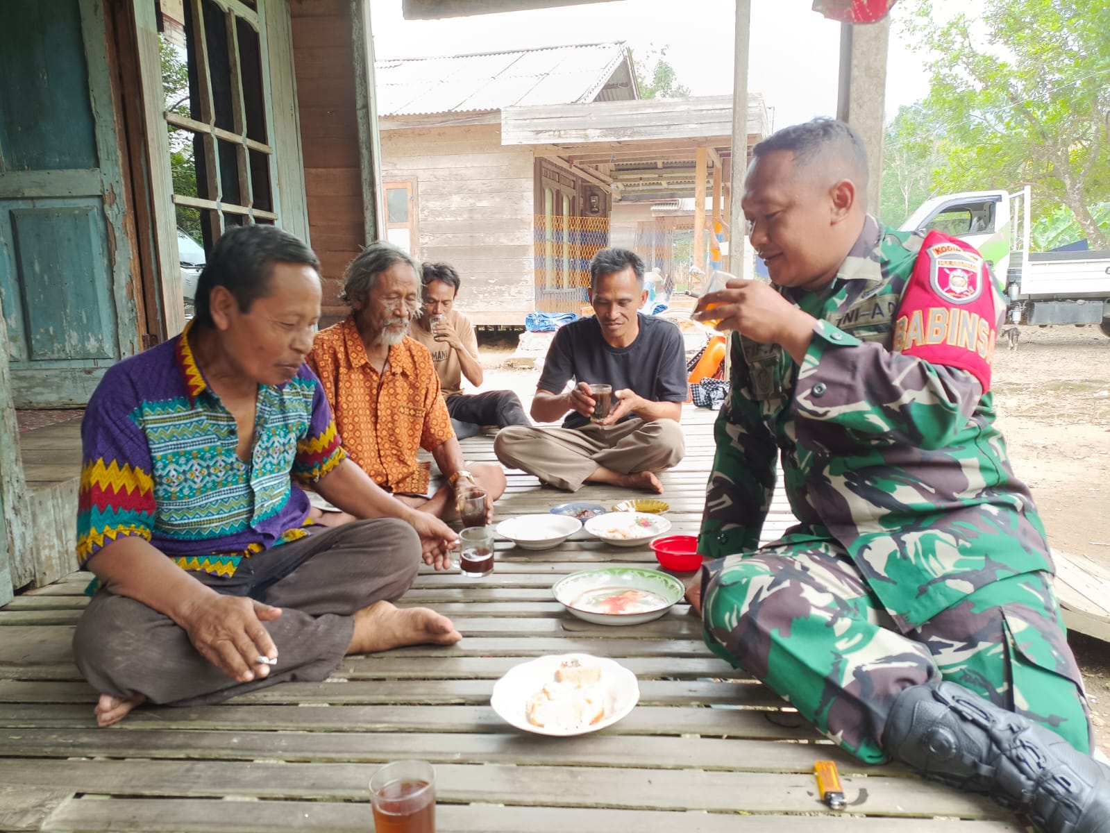 Pererat Kebersamaan, Babinsa Muara Uya-Jaro Laksanakan Komsos Bersama Warga Simpung Layung