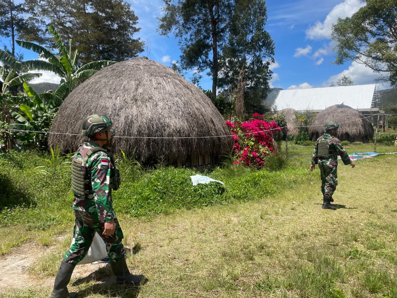 Berbagi Sembako, Satgas Yonif 521/DY Jalin Keakraban Melalui Anjangsana di Distrik Bolakme