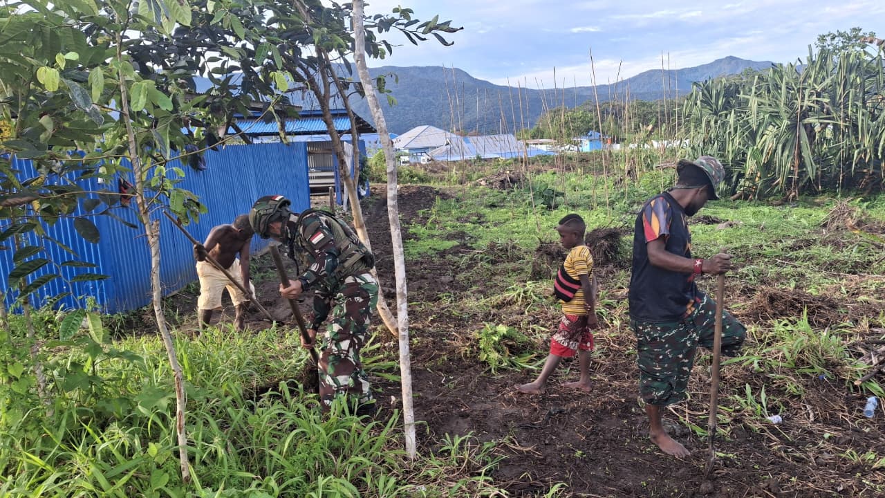 Lahan Pangan Satgas Yonif 521/DY Bantu Warga Ubah Lahan Kosong Jadi Sumber Pangan Bersama di Kobakma