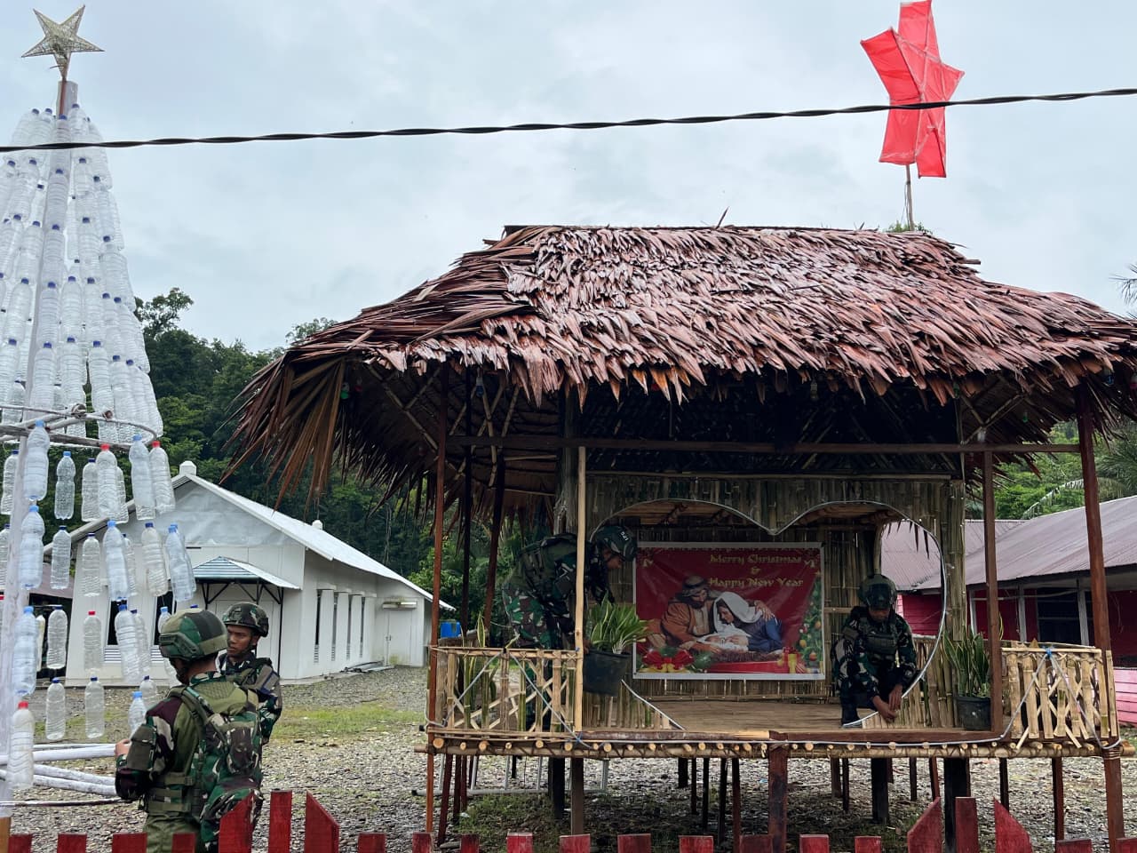 Menyambut Perayaan Natal Satgas Yonif 521/DY Dirikan Pondok dan Pohon Natal di Muaranawa
