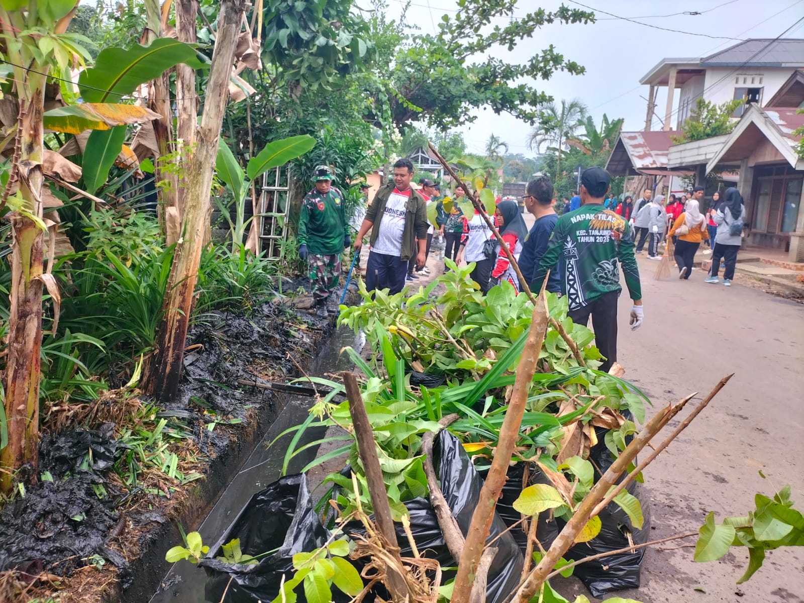 Koramil 1008-03/Tanjung Gelar Kerja Bakti Bersama Warga Kelurahan Hikun