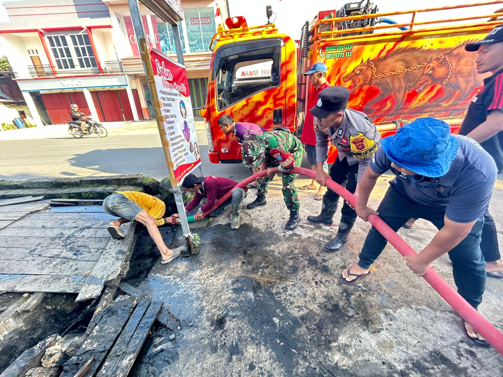 Antisipasi Banjir Babinsa Pasar Melayu dan Damkar Bersihkan Drainase di Wilayah Binaan