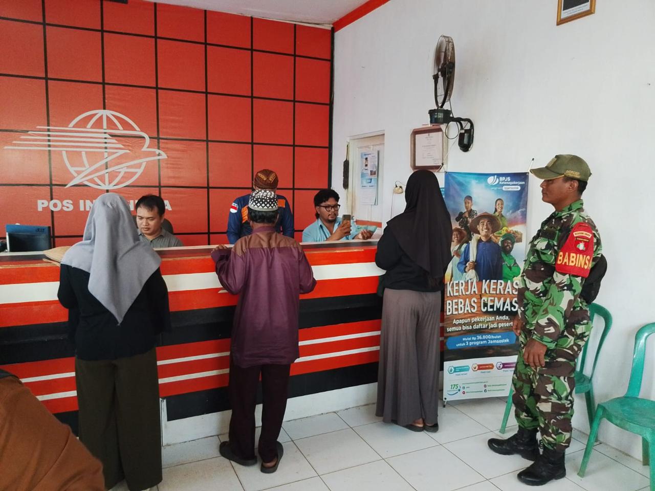 Pastikan Penyaluran BLT Berjalan Lancar, Personel Kodim 1009/Tla Laksanakan Pendampingan Petugas