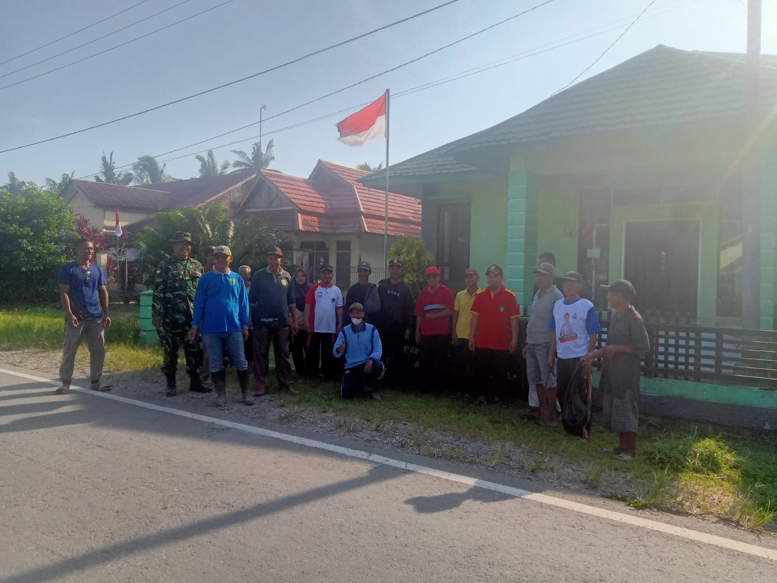 Babinsa Nyiur Melambai Ajak Guru, Siswa, dan Warga Gelar Kegiatan Bersih-Bersih Jalan Raya