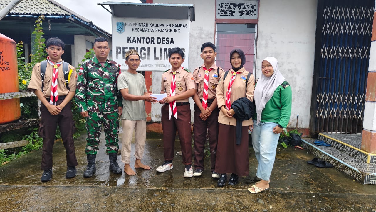 Babinsa Koramil 02/Sejangkung Dampingi Anggota Saka Wira Kartika Salurkan Bantuan Kepada Warga Korban Kebakaran Rumah
