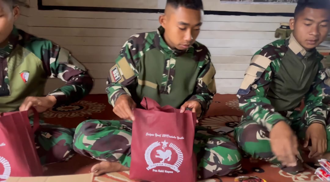 Totebag Baksos Satgas Yonif 521/DY Anjangsana sebagai Lambang kepedulian Masyarakat di Distrik Napua