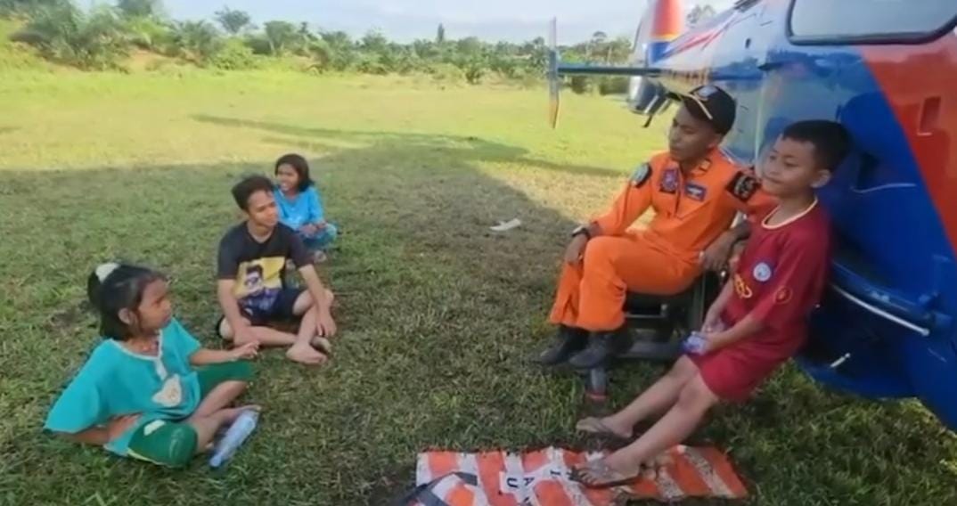 Kru Helikopter Polri Dampingi Warga di Tengah Bencana, Anak-Anak Aceh Tamiang Jadi Sumber Semangat