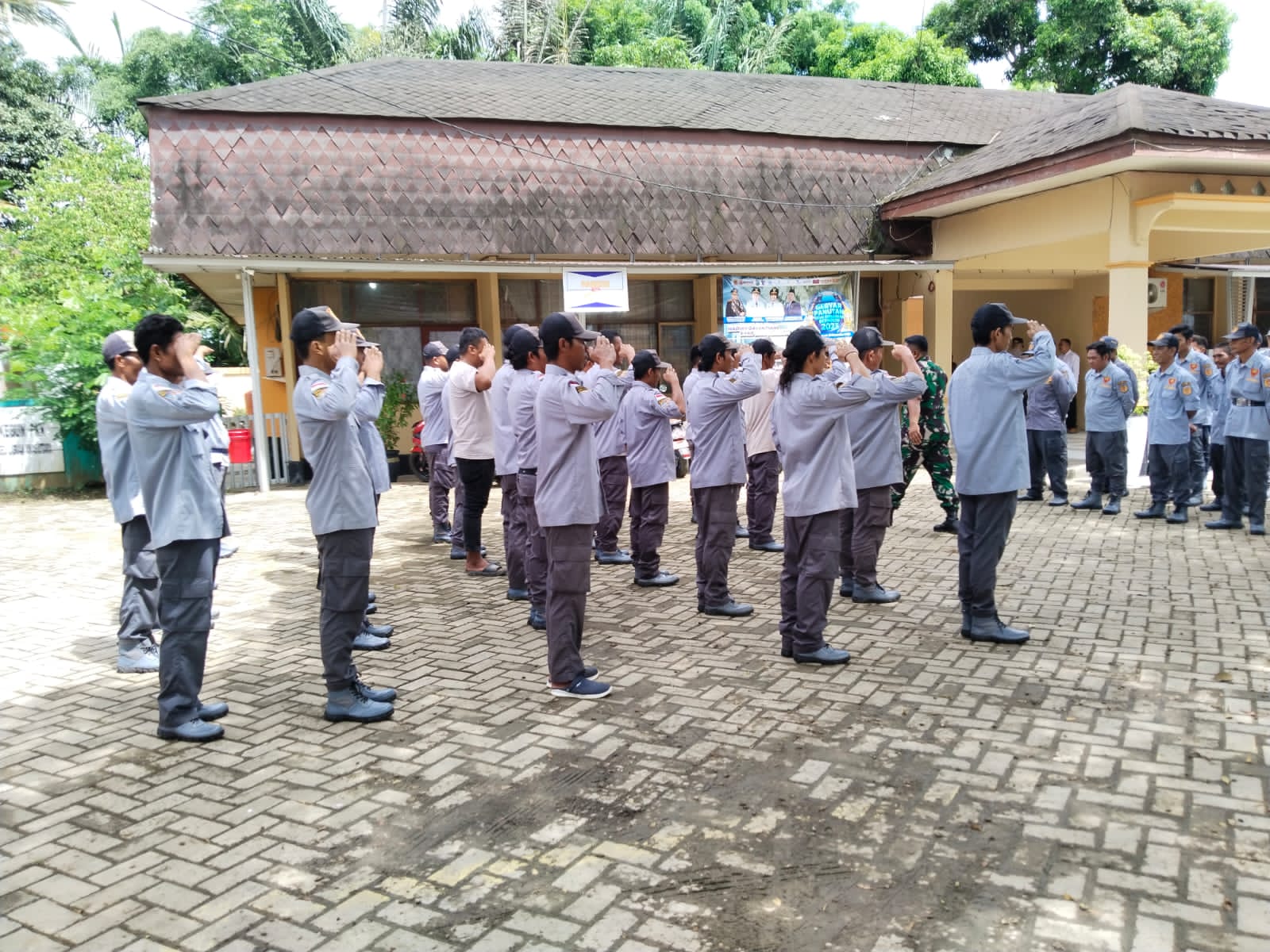 Disiplinkan Linmas, Koramil 1002-08/Labuan Amas Utara Berikan Pelatihan PBB