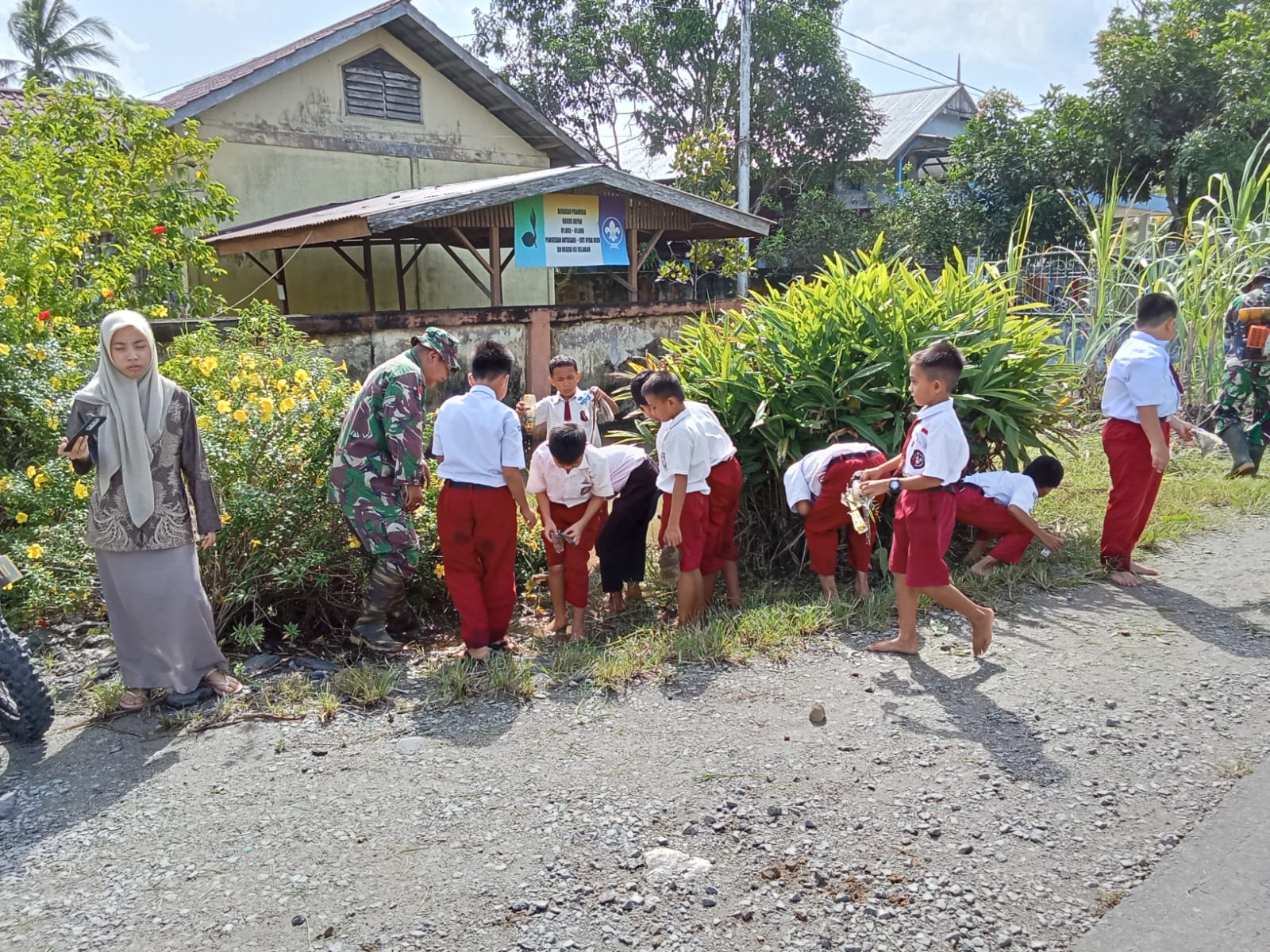 Anggota Koramil 06/Selakau Gelar Bersih-Bersih Halaman Sekolah Jelang Hari Juang TNI AD