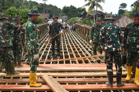 Satgas Yonzipur I/DD Kebut Pemasangan Jembatan Bailey Penghubung Tapteng–Tapsel di Garoga