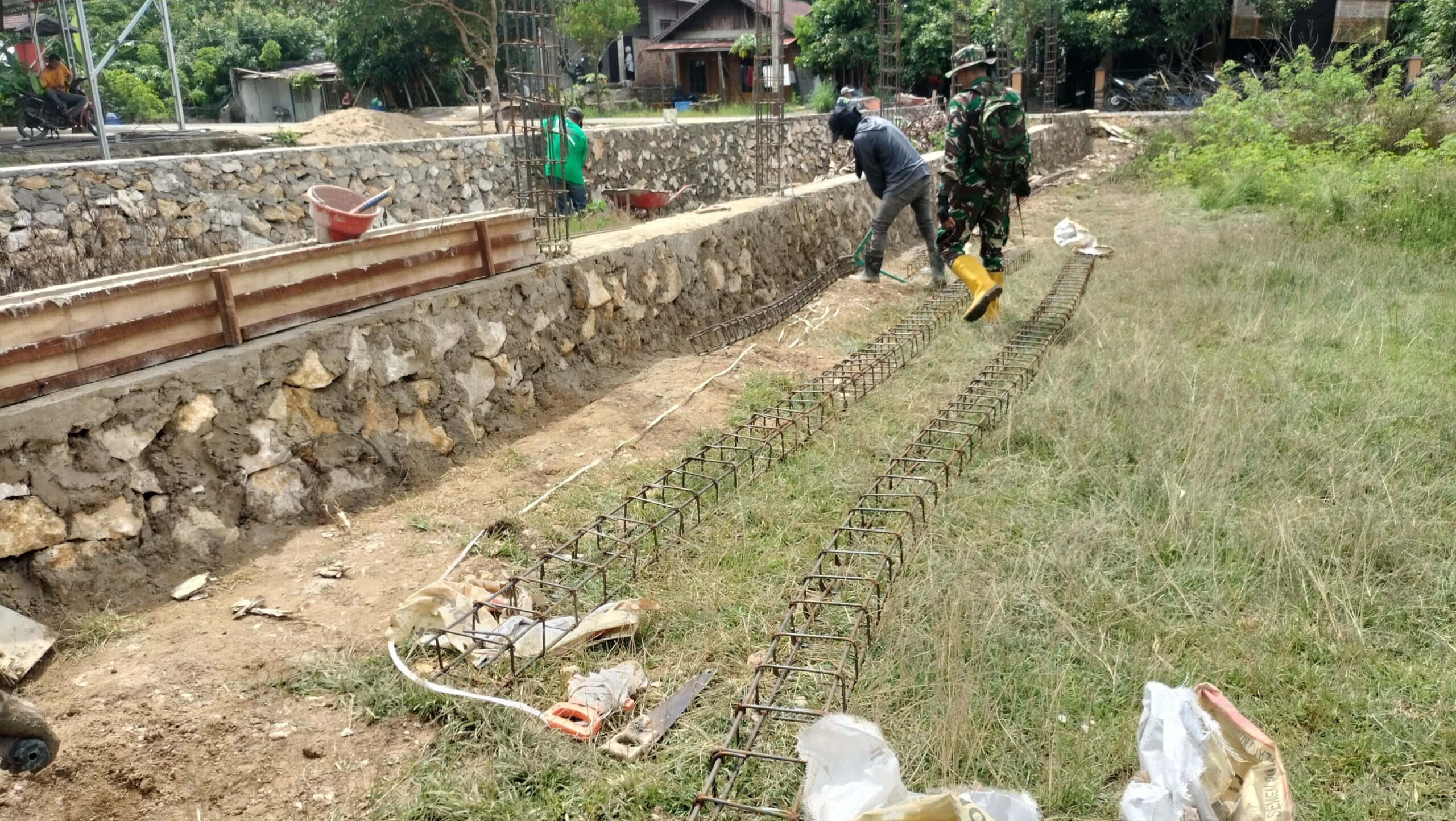 Babinsa Bergerak: Pendampingan Pembangunan KDKMP di Desa Halangan Semakin Maksimal