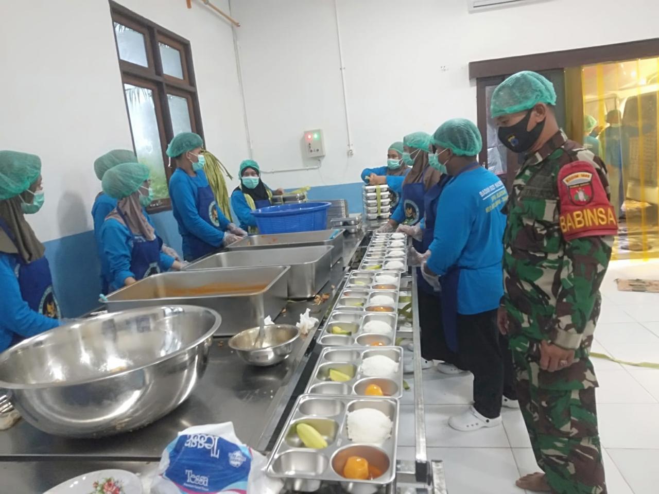 Mendukung Kelancaran Program Pemerintah Babinsa Jajaran Kodim 1009/Tla Membantu Pendistribusian MBG Di Wilayah