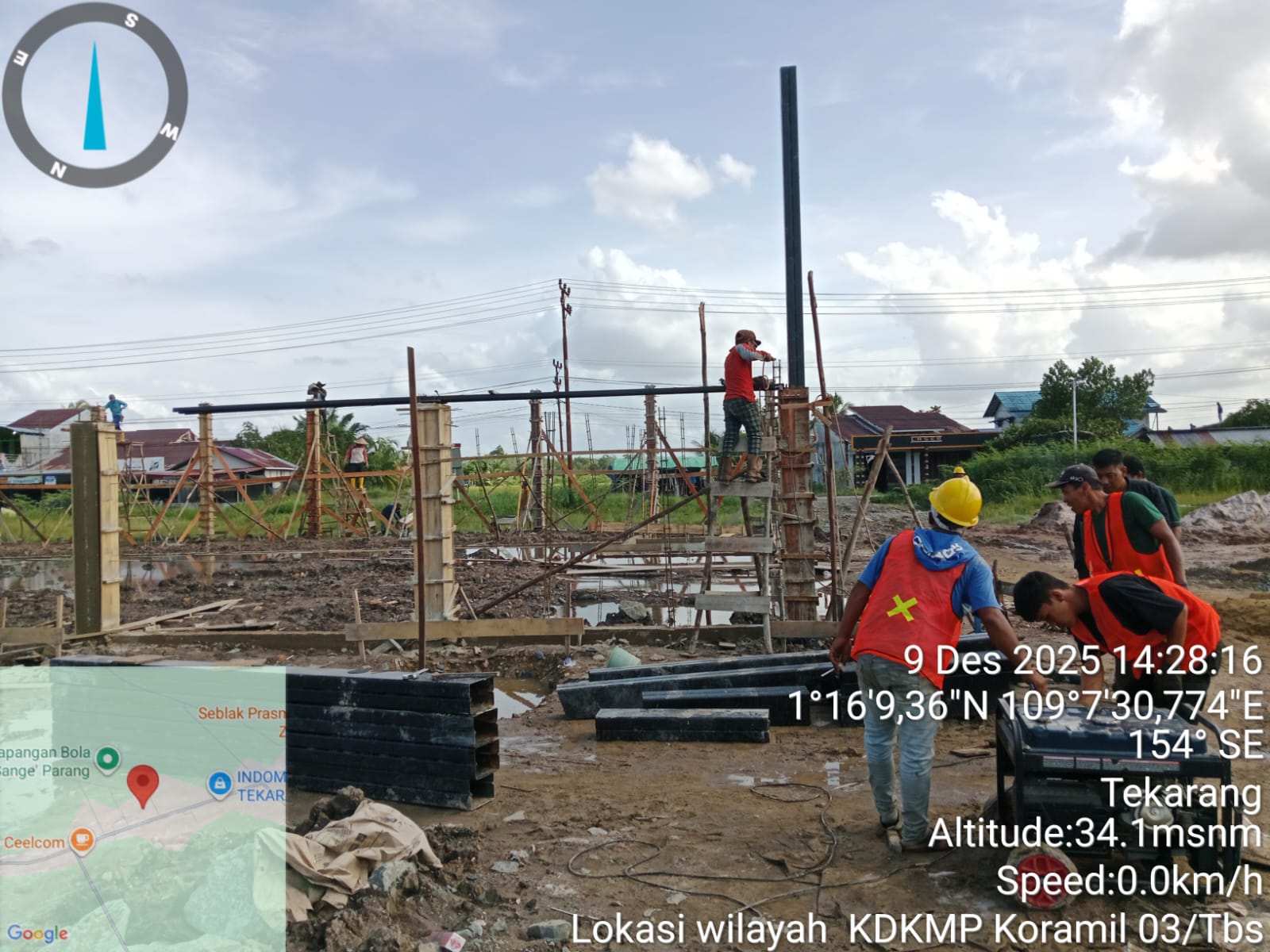 Anggota Koramil Jajaran Kodim 1208/Sambas Dampingi Pembangunan Koperasi Merah Putih di Wilayah Kabupaten Sambas