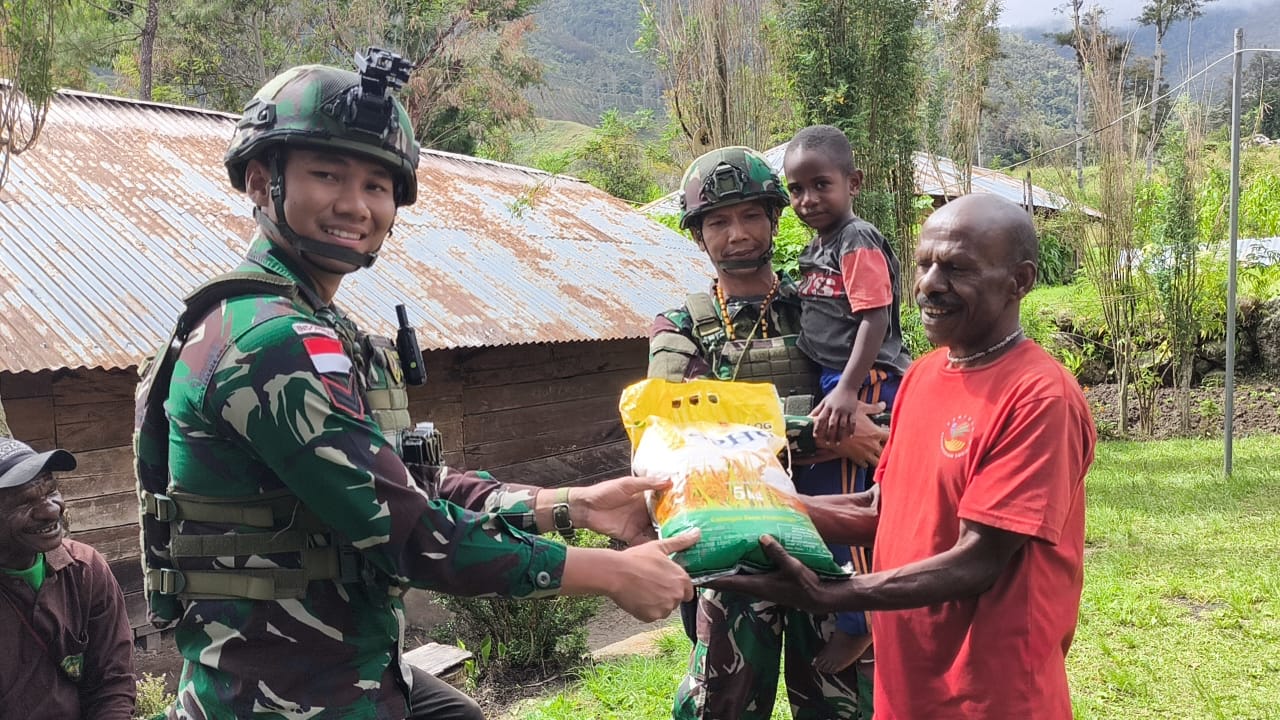Senyuman Teritorial TNI di Papua Satgas Yonif 521/DY Menciptakan Suasana Kekeluargaan dan Kebersamaan di Distrik Walesi