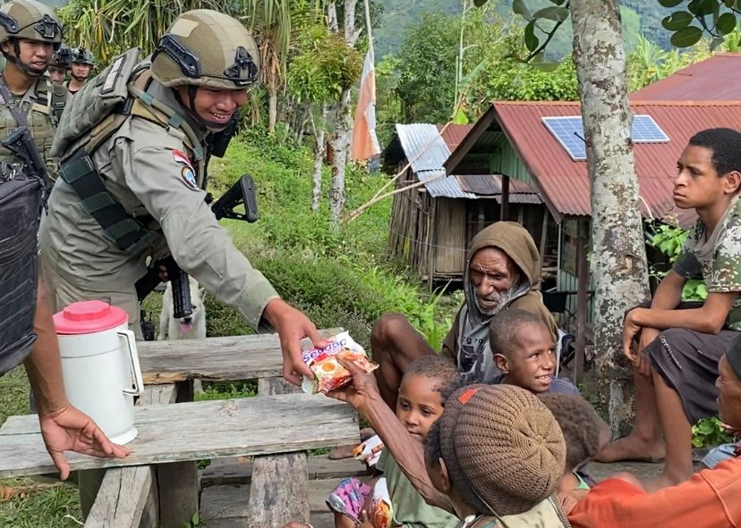 Patroli Humanis Satgas Ops Damai Cartenz di Kampung Apom Kiwirok, Pererat Kedekatan dengan Warga