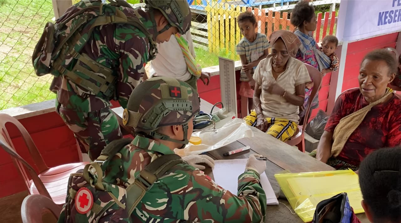 Kampung Sehat Satgas Yonif 521/DY Bersama Puskesmas Gelar Program Pelayanan Kesehatan Gratis, di kampung Muaranawa Distrik Airu