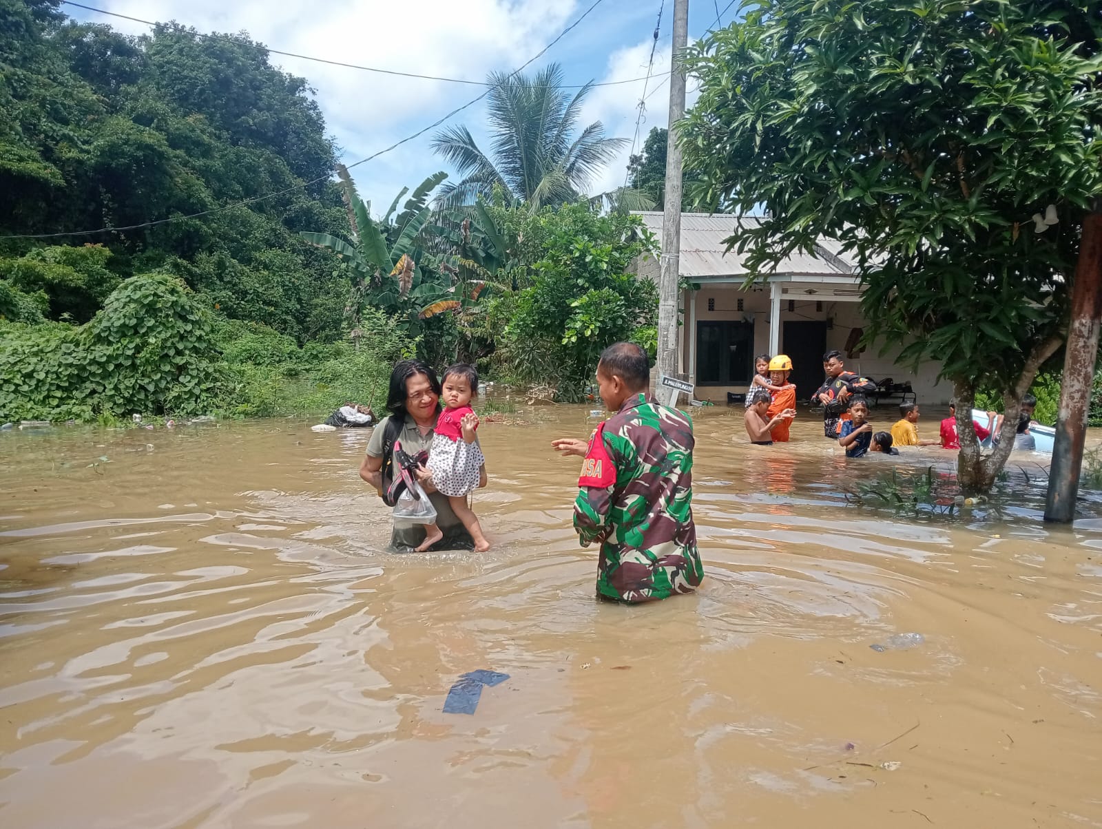 Banjir Rendam Sejumlah Permukiman, Babinsa Koramil 1008-04/Tanta–Murung Pudak Lakukan Evakuasi