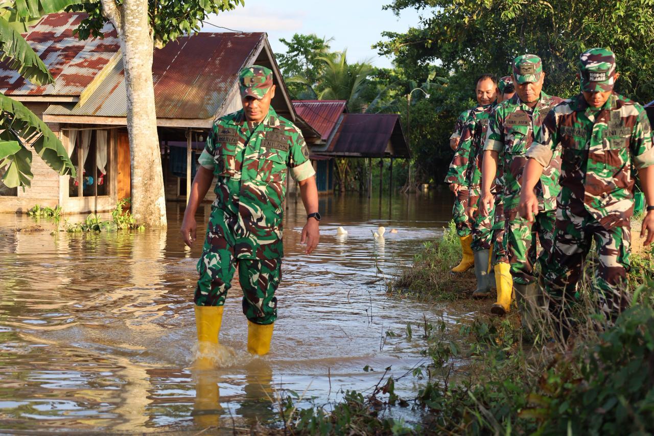 Pantau Banjir di Desa Pemuda dan Desa Kunyit, Kodim 1009/Tla Salurkan Bantuan Sembako