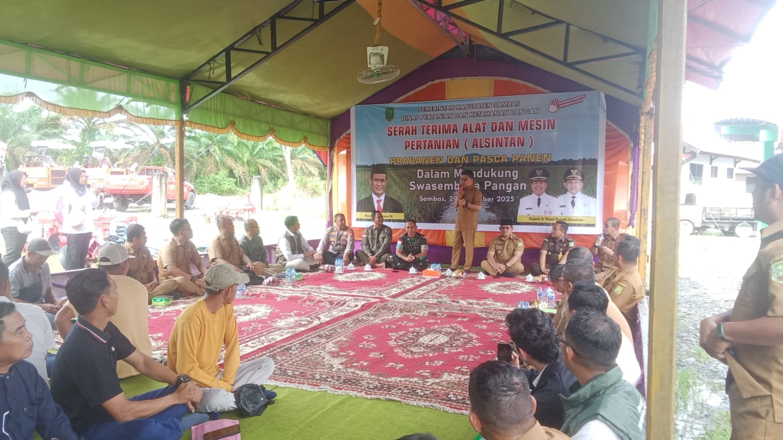 Dandim 1208/Sambas Dampingi Bupati Sambas Distribusikan Alat dan Mesin Pertanian Kepada Gapoktan