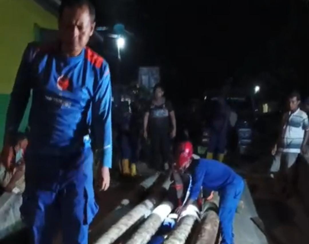 Tim SAR Korpolairud Bangun Jembatan Sementara di Korong Maranci, Padang Pariaman