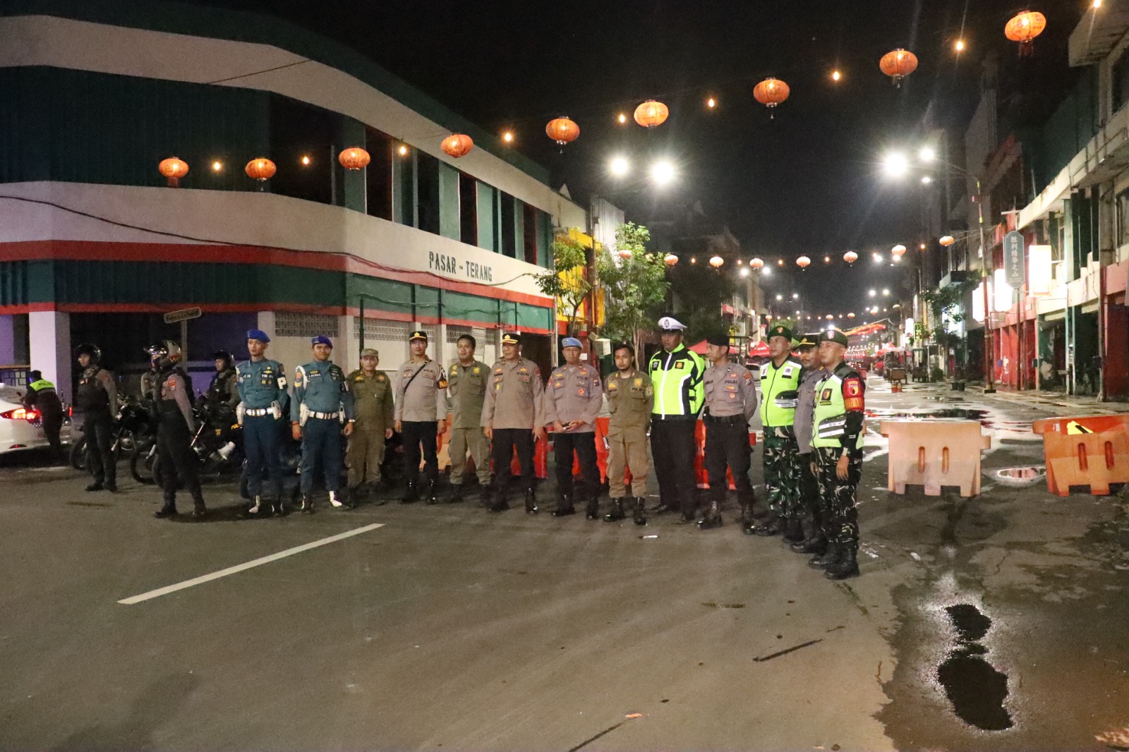 Awal Tahun Tancap Gas, Polres Tanjung Perak Bersama TNI Patroli Cipta Kondisi, Jamin Keamanan Warga