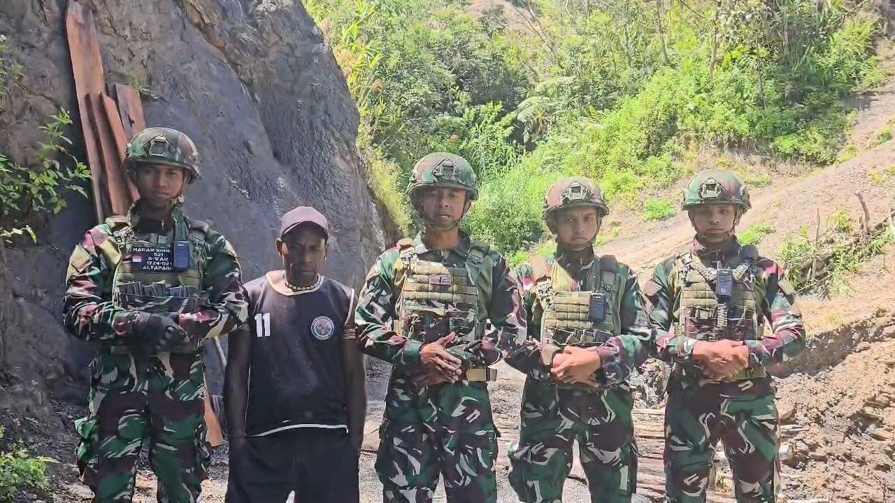 TNI Bersama Warga Membangun Jembatan Darurat Tradisional Satgas Yonif 521 Untuk Pulihkan Aksesibilitas Transportasi Akibat Bencana Longsor di Distrik Eragayam
