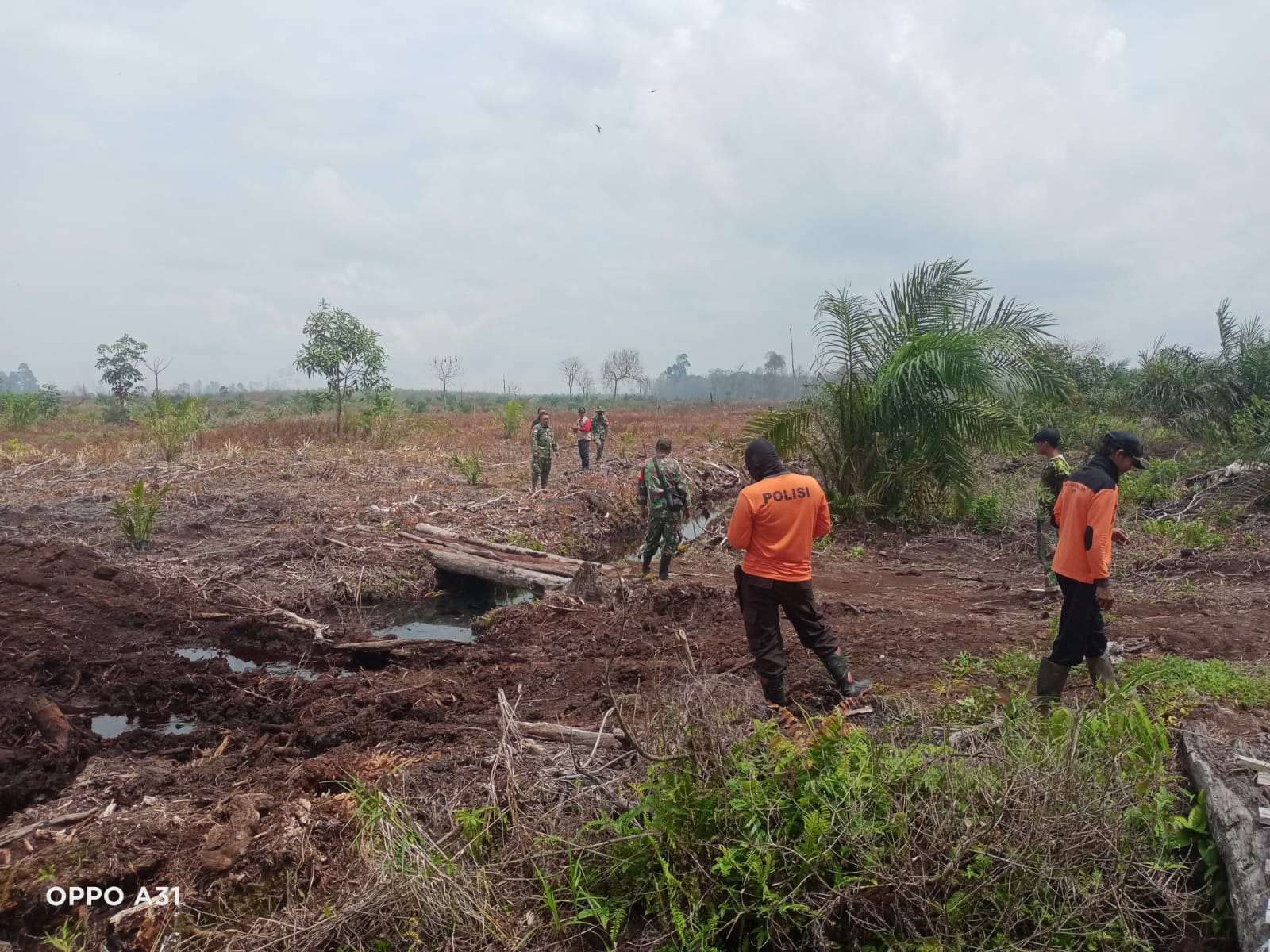 Pencegahan Kebakaran Meluas, Koramil 06/Selakau Kerahkan Personel Padamkan Api