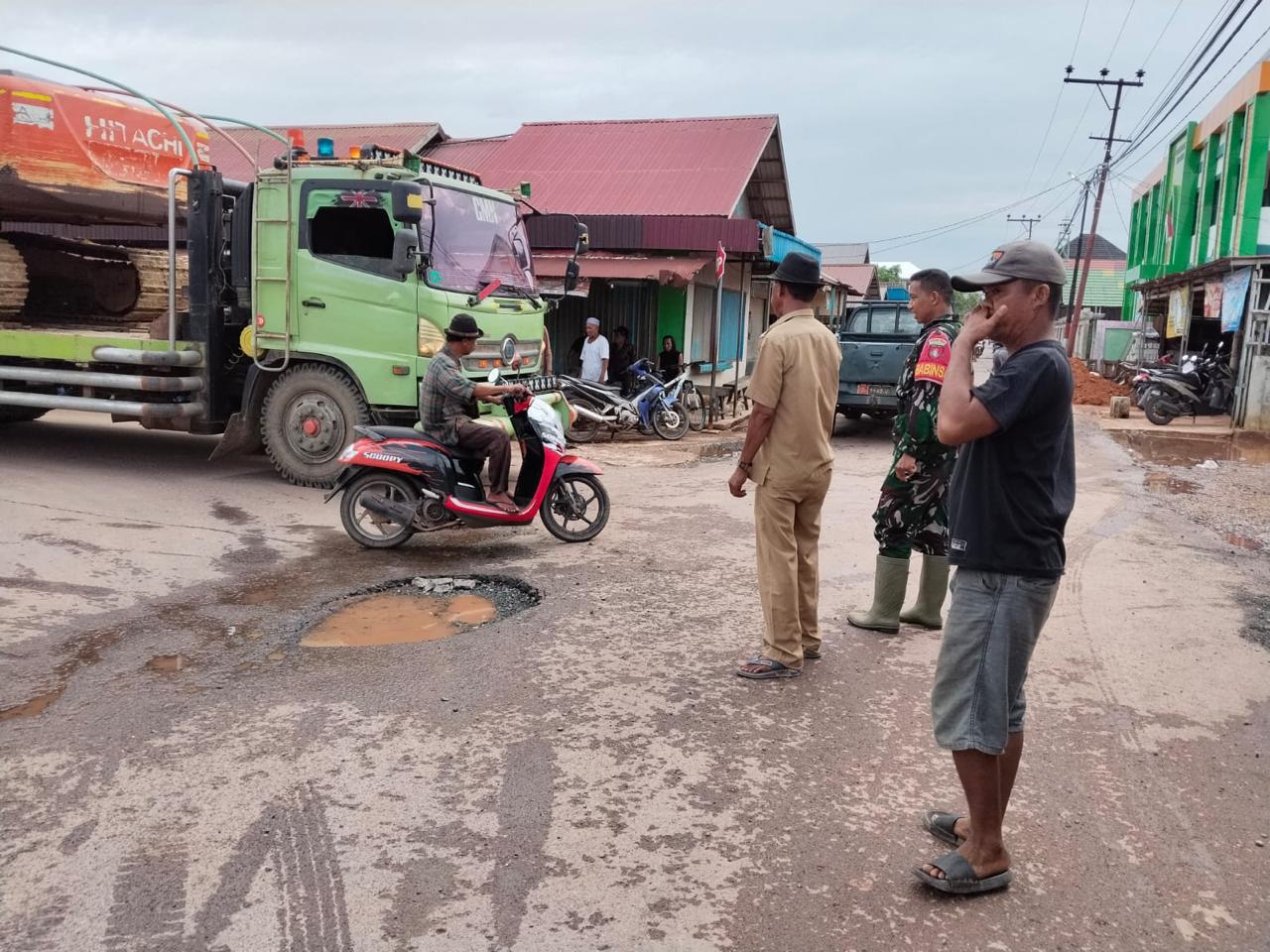 Sempat Terjadi Macet Di Jalan Desa, Babinsa Koramil 1009-03/Kurau Bantu Perlancar Arus Kendaraan