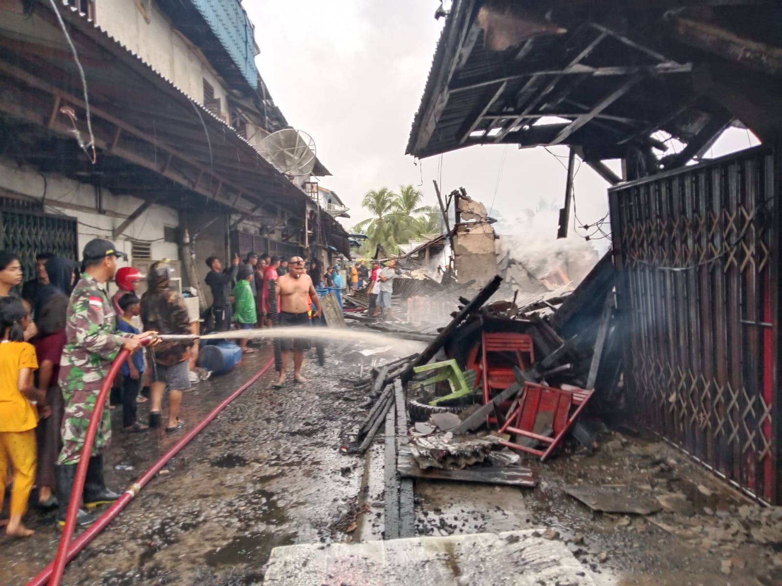Anggota Koramil 07/Teluk Keramat Sigap Bantu Padamkan Kebakaran 10 Ruko di Pasar Simpang Empat