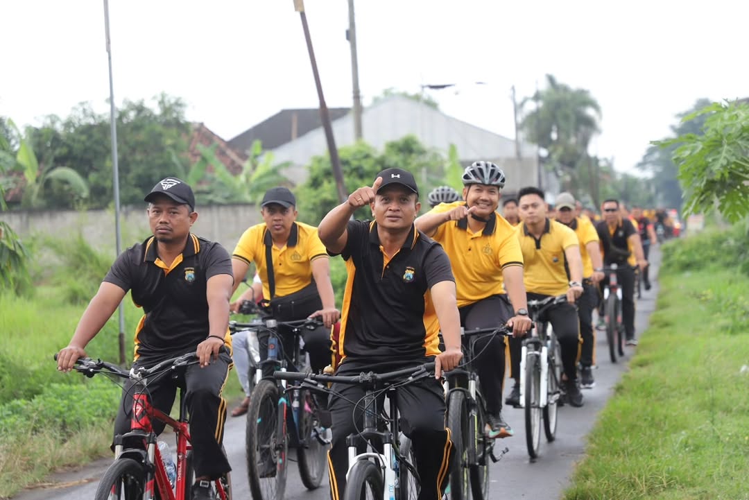 Keliling Kampung Bersepeda Kapolres Kediri Ajak Warga Jaga Lingkungan