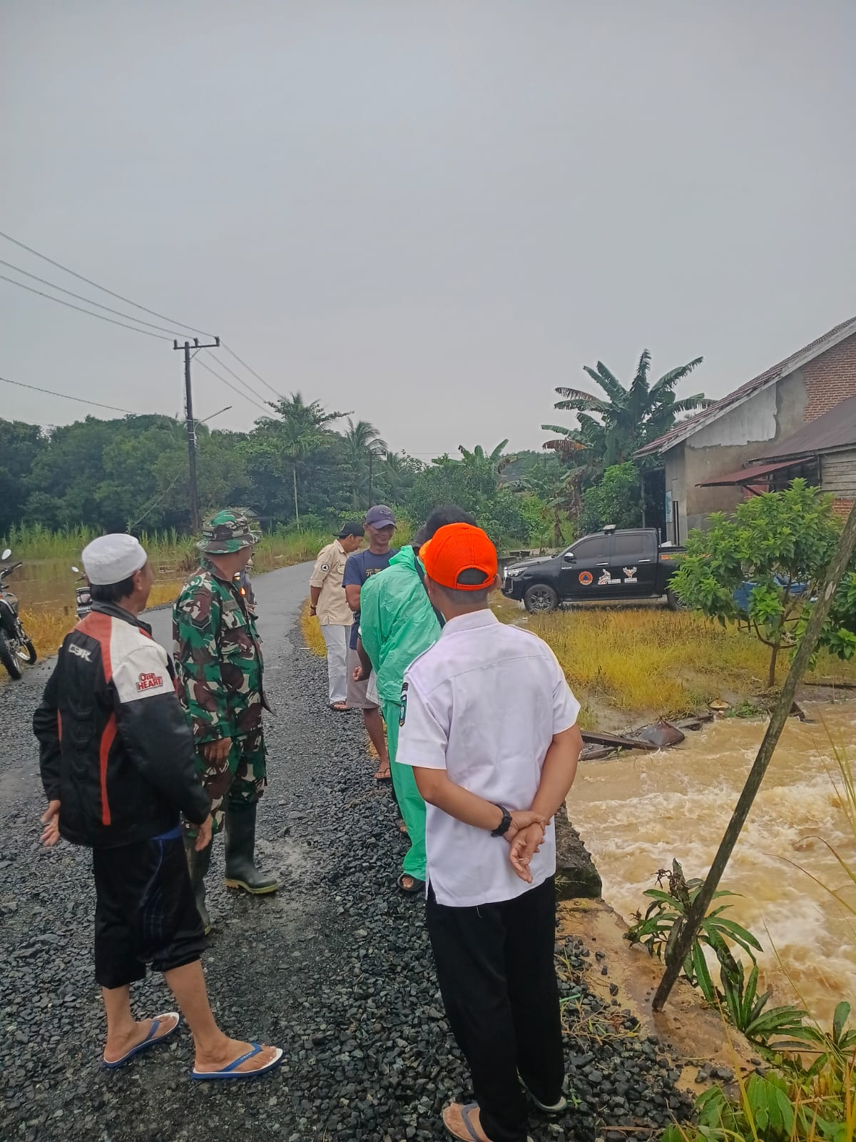 Hujan Lebat Semalam Suntuk, Babinsa Koramil 1009-02/Pelaihari Laksanakan Patroli Wilayah