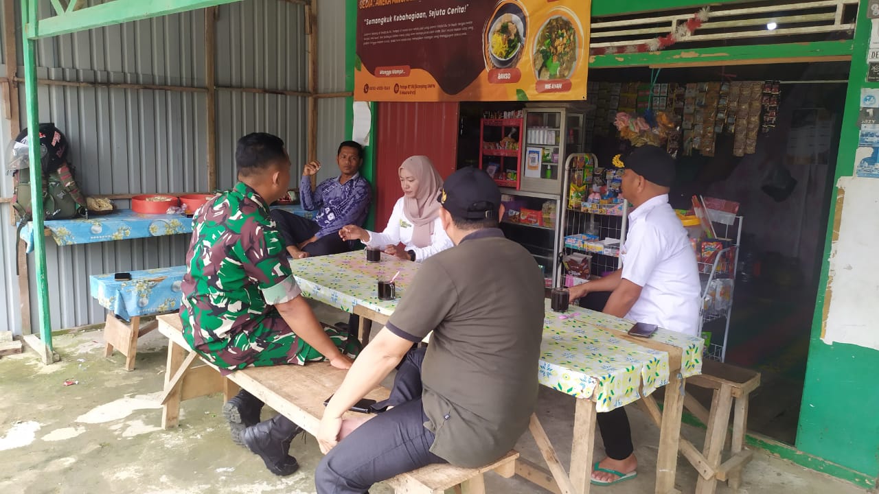 Mengakar di Tengah Rakyat, Babinsa Koramil Muara Uya–Jaro Jalin Komsos di Desa Palapi