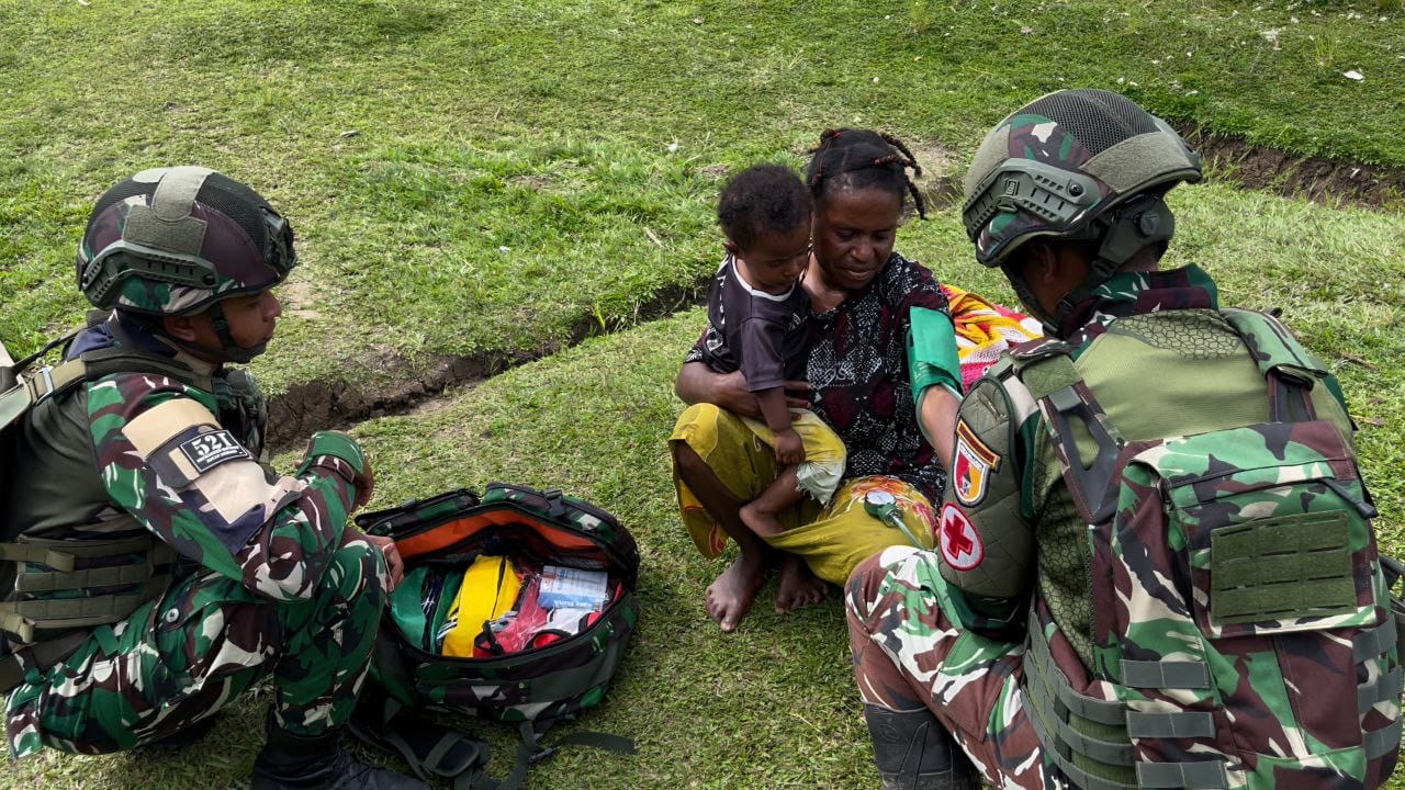 Binter TNI Menyapa Warga, Satgas Yonif 521/DY Anjangsana di Distrik Kobakma