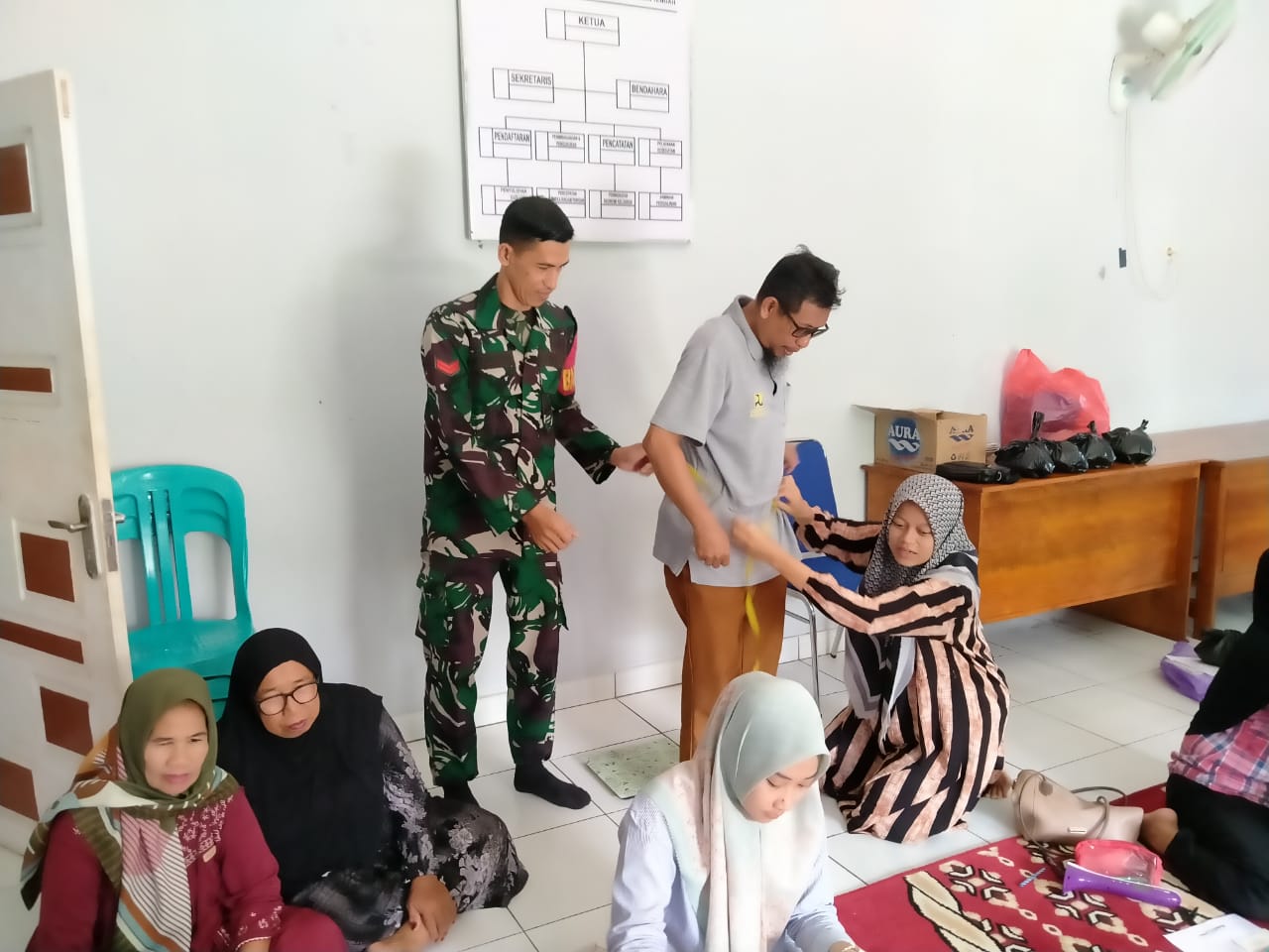 Wujud Kepedulian TNI AD, Babinsa Dampingi Posbindu Lansia di Barabai