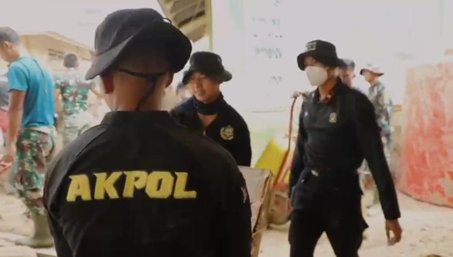 Taruna Akpol Latsitardanus di Aceh Tamiang, Bersihkan Lumpur Pasar hingga Santuni Korban Hanyut