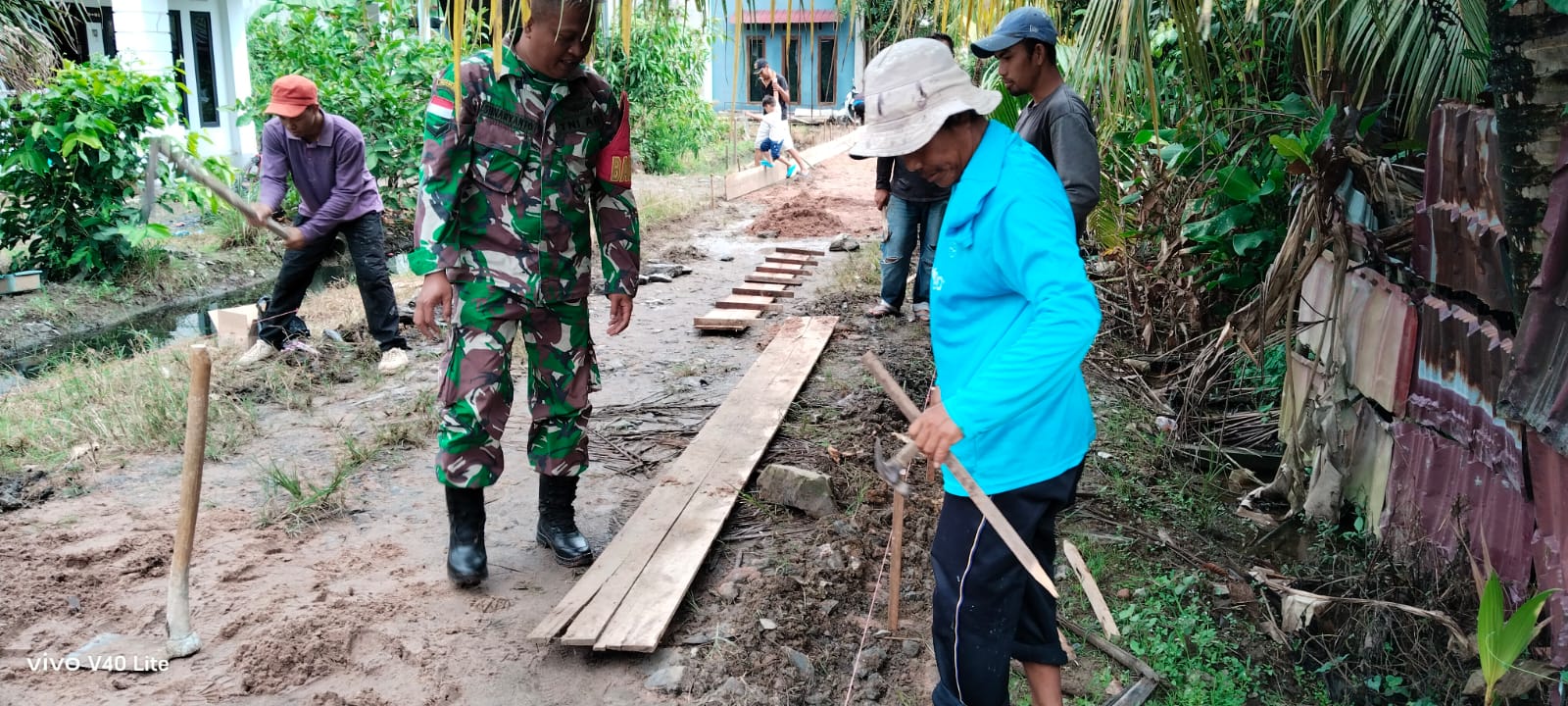 Babinsa Dalam Kaum Bersama Warga Gelar Gotong Royong Pasang Papan Mal Pengecoran Jalan Gang
