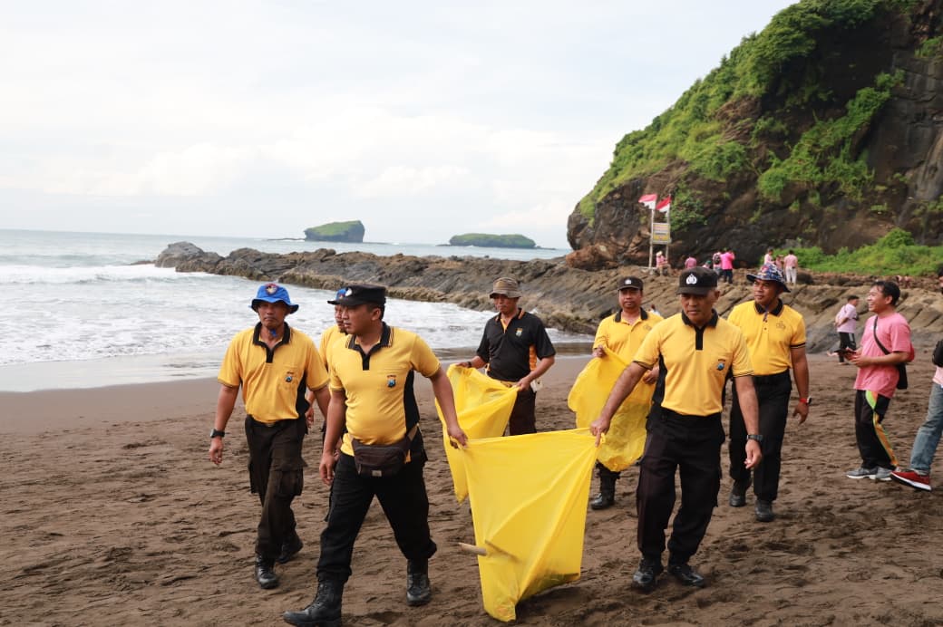 Polres Jember Laksanakan Gerakan Indonesia Asri Bersihkan Pantai Watu Ulo