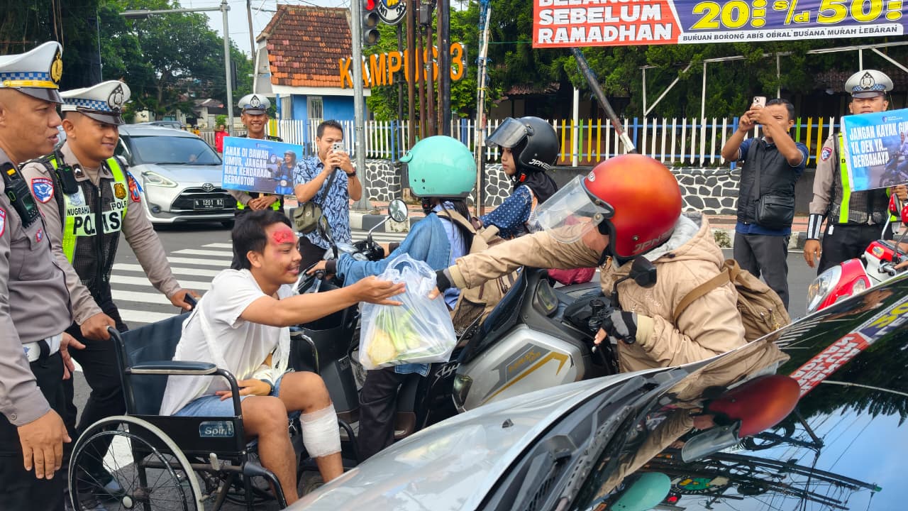 Polres Blitar Kota Edukasi Pengguna Jalan di Operasi Keselamatan Semeru Dengan Berbagi Sayur