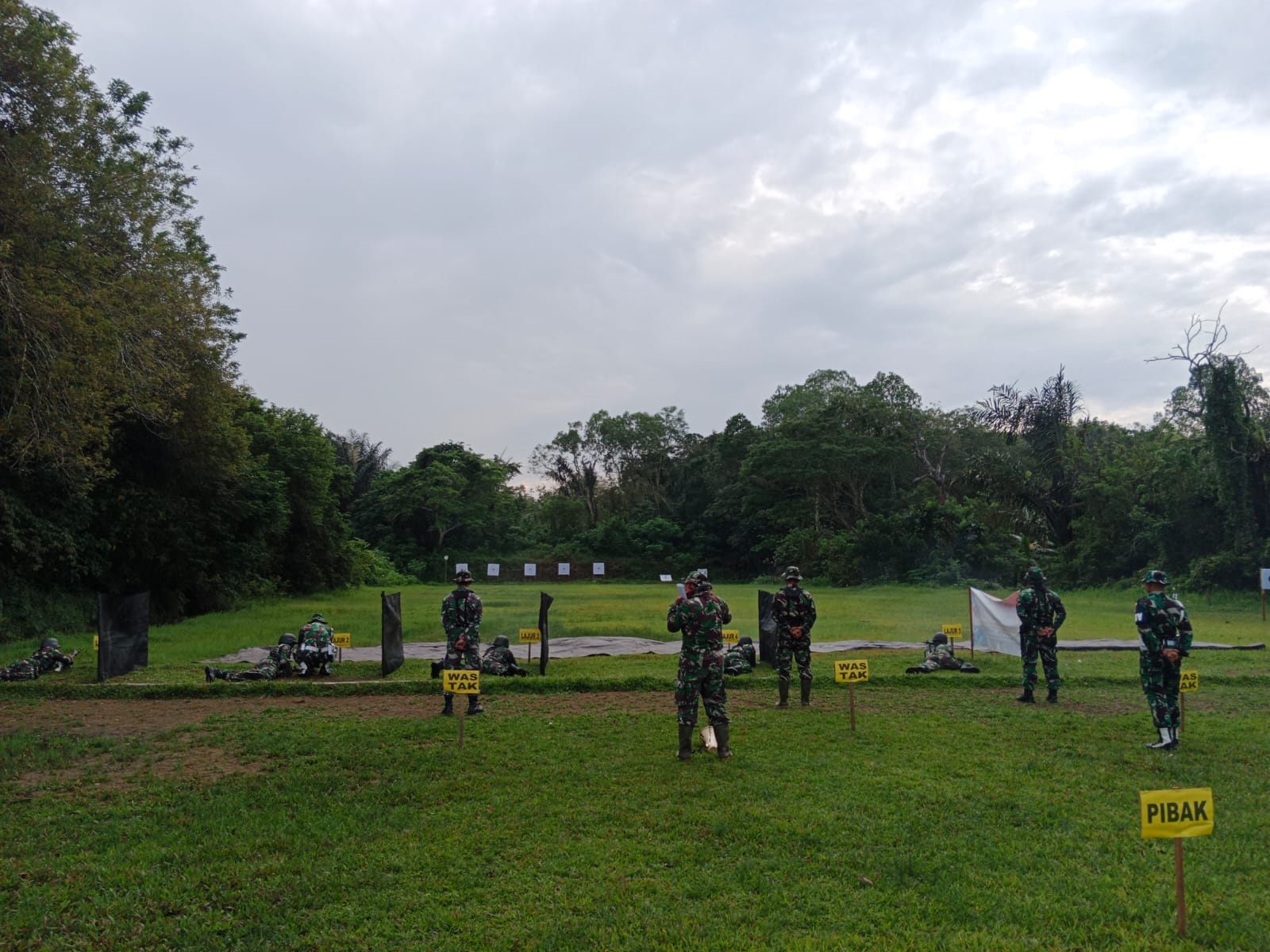 Seluruh Prajurit Ikuti Latihan Menembak Triwulan I TA 2026 di Yonif 621/Manuntung