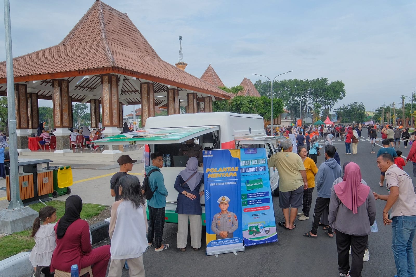 Kanit Regident Samsat Sidoarjo kota Permudah Masyarakat Bayar Pajak Kendaraan, Hadir di Car Free Day (CFD) Samsat Keliling