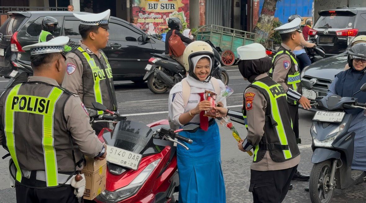 Operasi Keselamatan Semeru Polres Ponorogo Beri Hadiah Helm dan Cokelat Pengendara Tertib