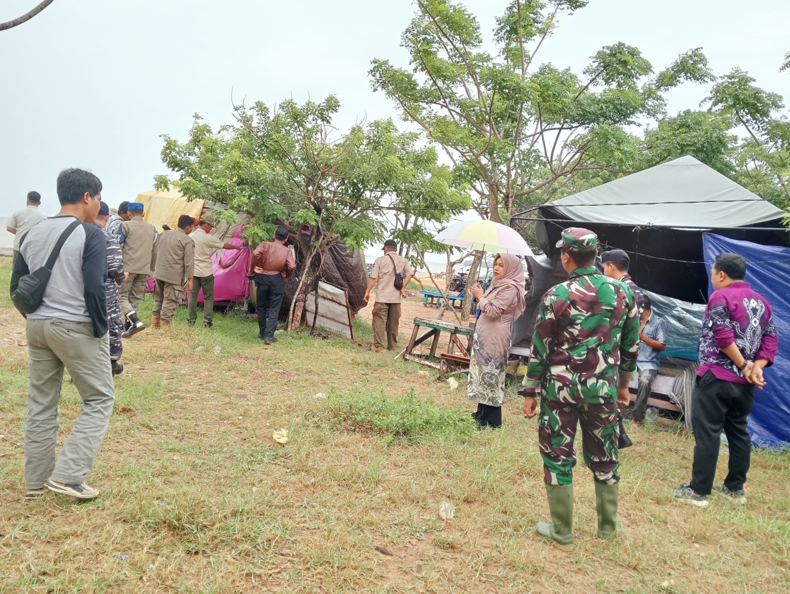 Personel Kodim 1009/Tanah Laut Dampingi Dispar Tala Tertibkan Obyek Wisata Pantai Batakan