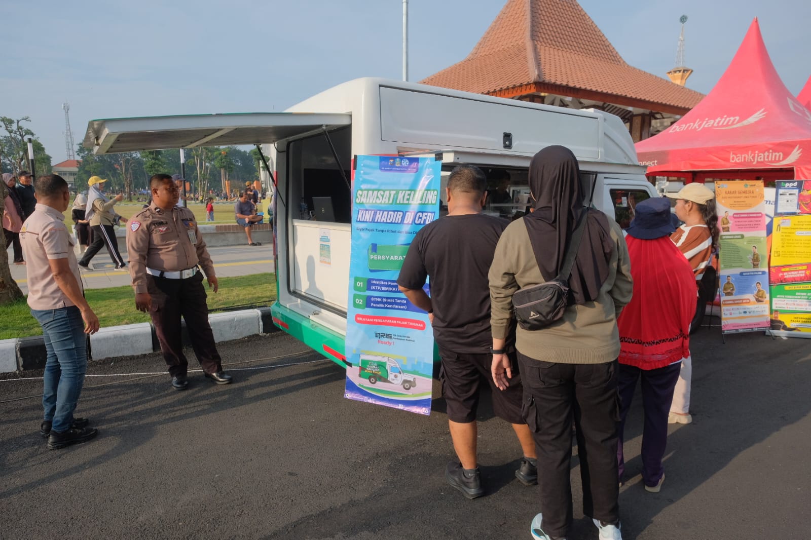 Polantas Menyapa di CFD Polresta Sidoarjo, Warga Antusias Urus Pajak Sambil Olahraga