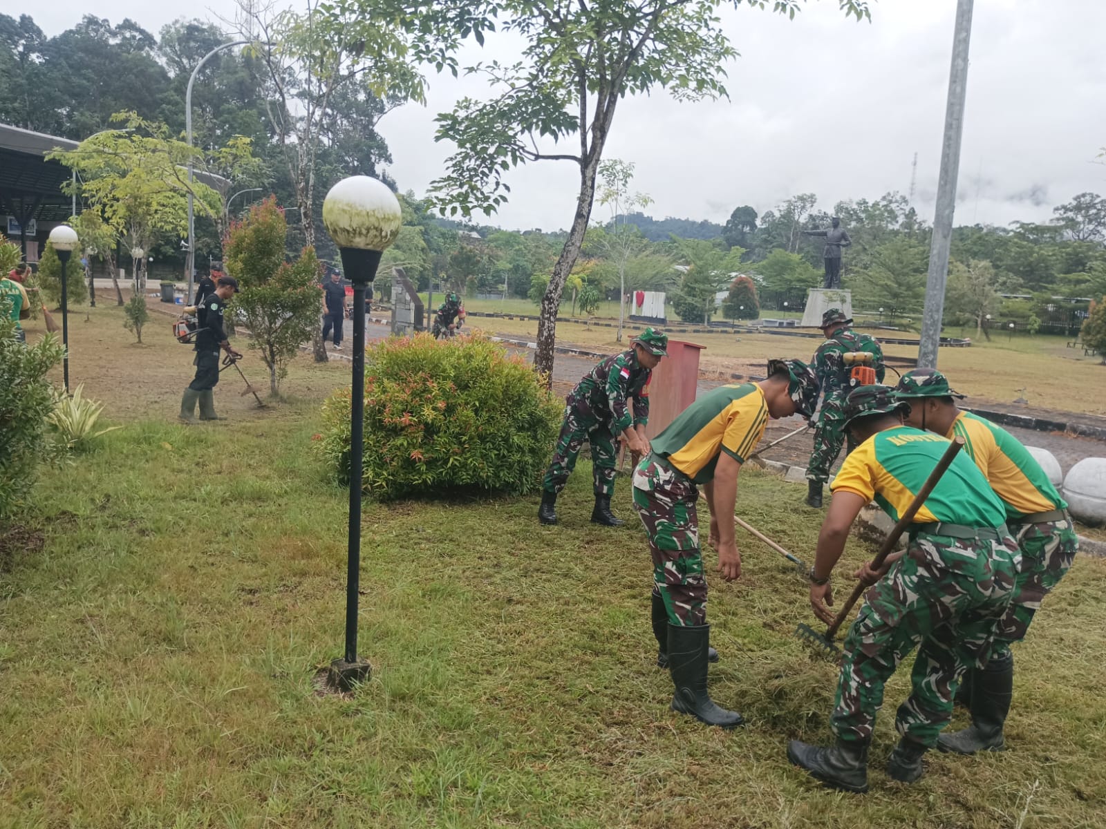 Ciptakan Lingkungan Yang Sehat Danramil 02/Sejangkung Pimpin Pembersihan di Pasar Wisata Perbatasan