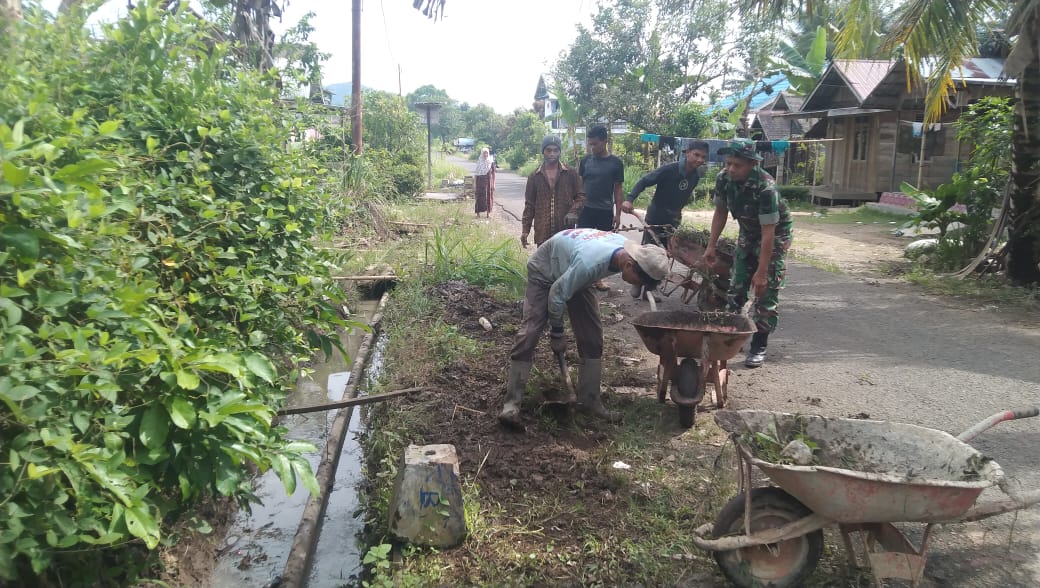 Babinsa Koramil 1002-03/Haruyan Bersama Warga Gotong Royong Bersihkan Lingkungan Desa Mangunang Seberang