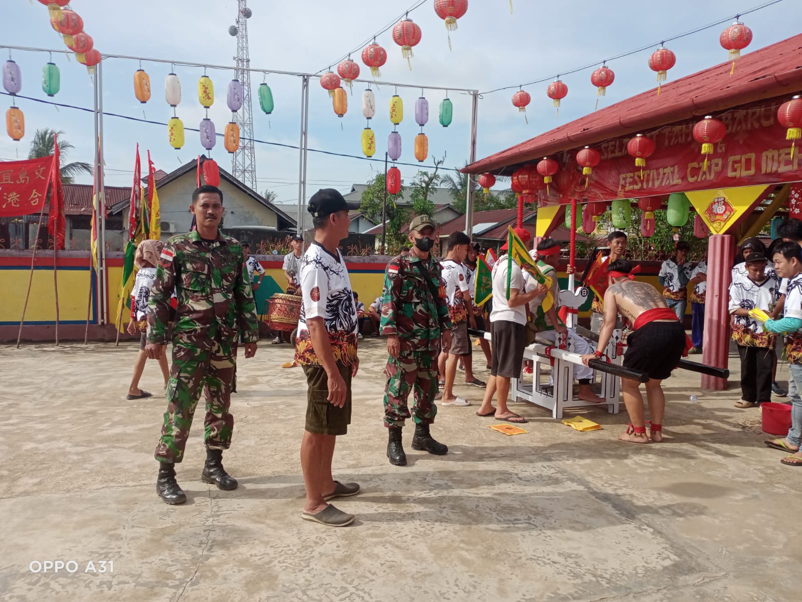 Jaga Kondisi Tetap Kondusif, Anggota Babinsa Koramil 06/Selakau Laksanakan Pengamanan Kegiatan Imlek Cap Go Meh 2026