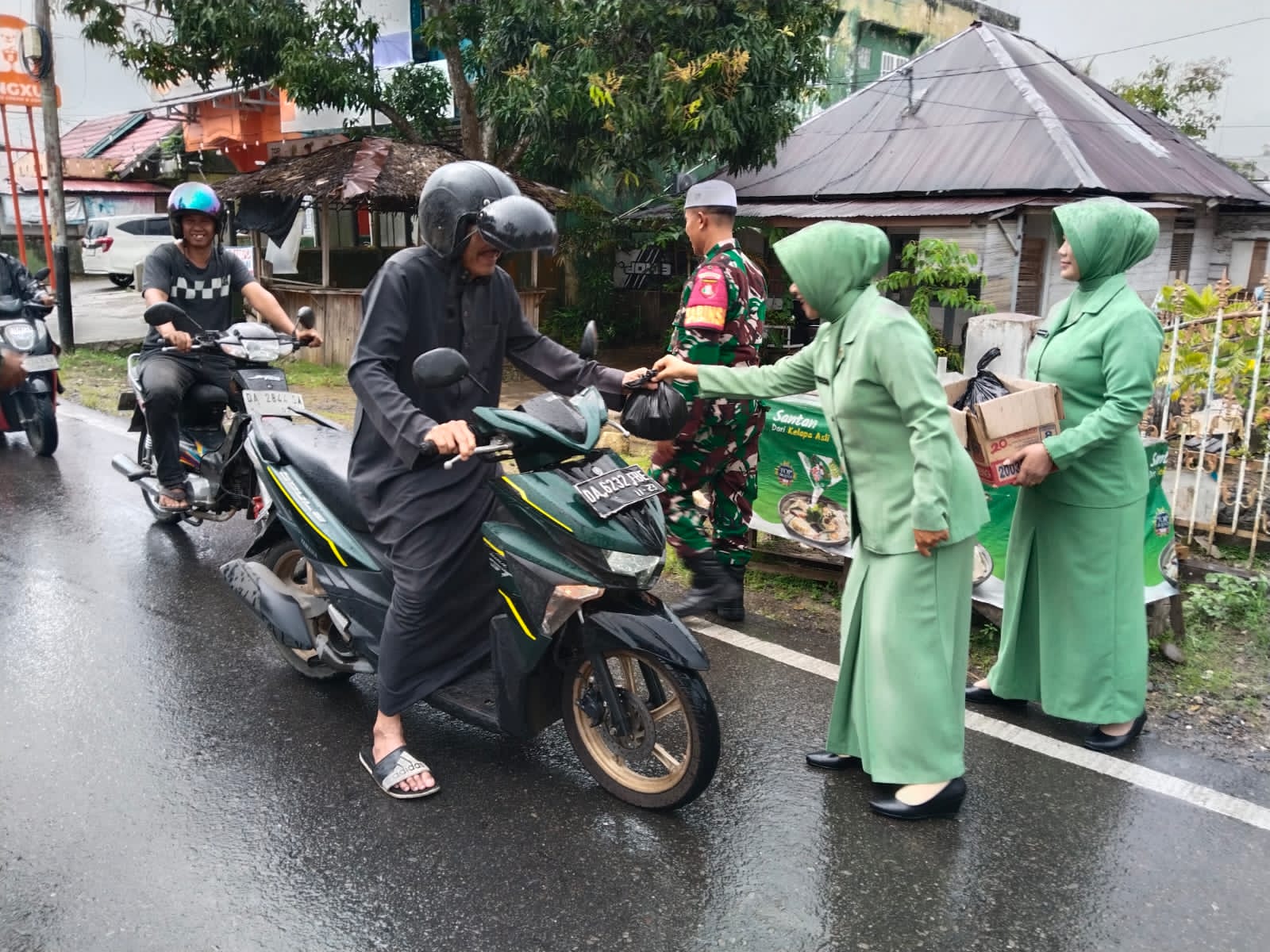 Koramil 1002-06/Barabai Bersama Persit Ranting 7 Barabai Berbagi Takjil kepada Warga