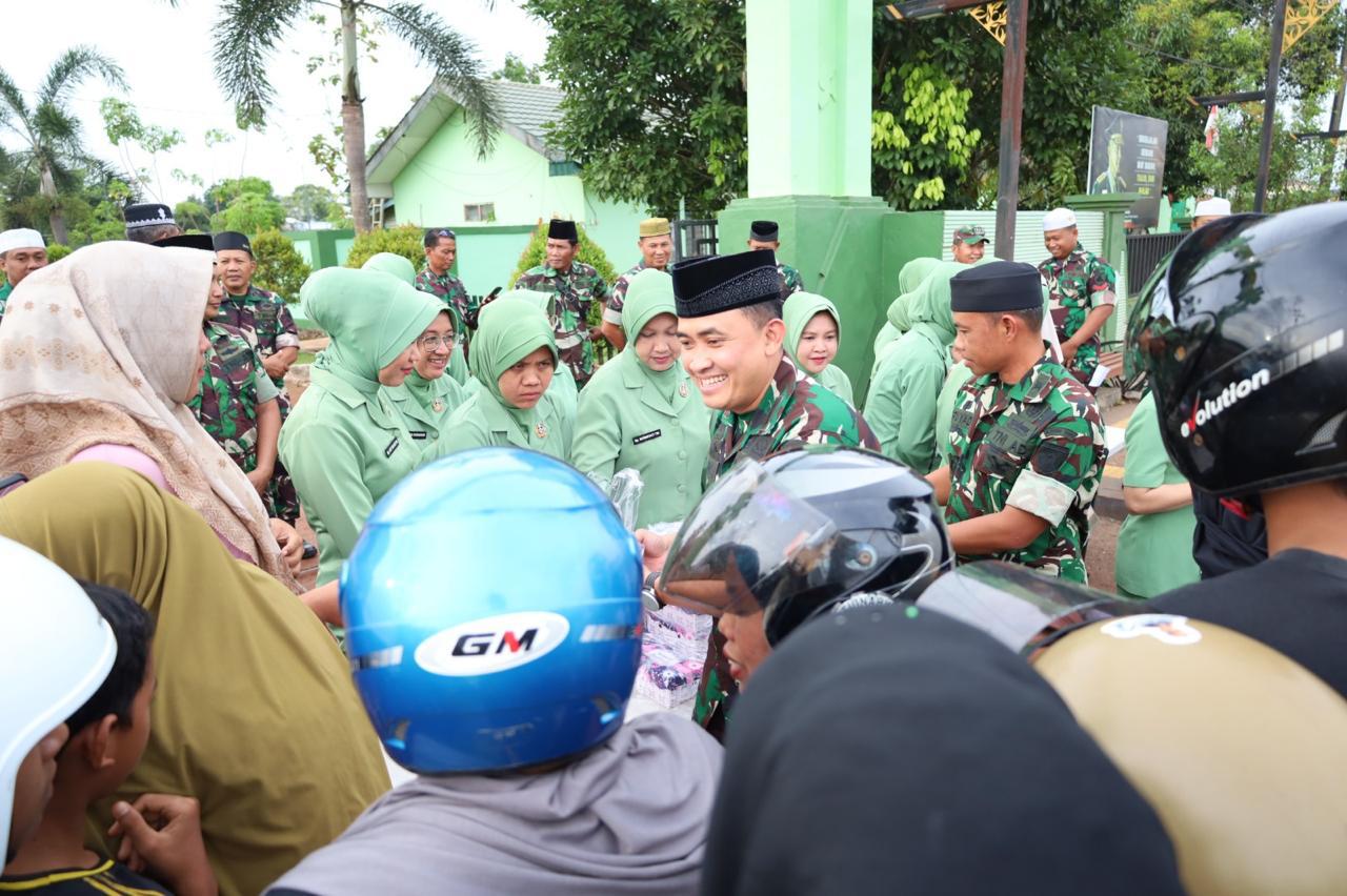 Berbagi Kebahagiaan, Dandim 1009/Tanah Laut dan Ketua Persit KCK Cabang XXXII Bagikan Takjil Untuk Pengguna Jalan