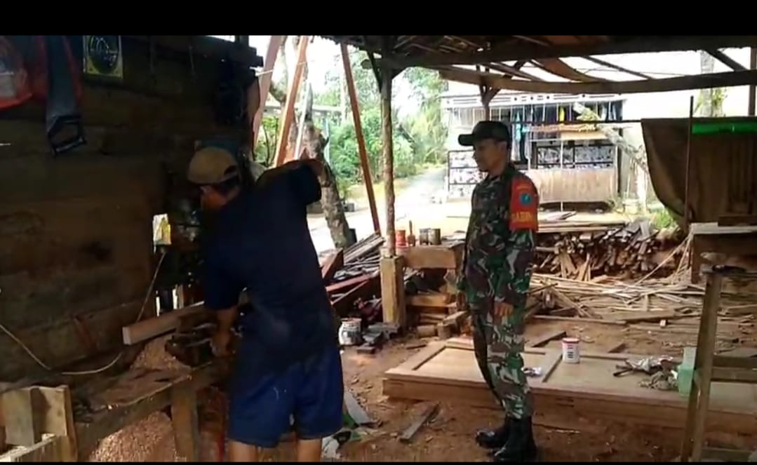 Tingkatkan Silaturahmi, Anggota Koramil 06/Selakau Komsos Bersama Pengrajin Mebel