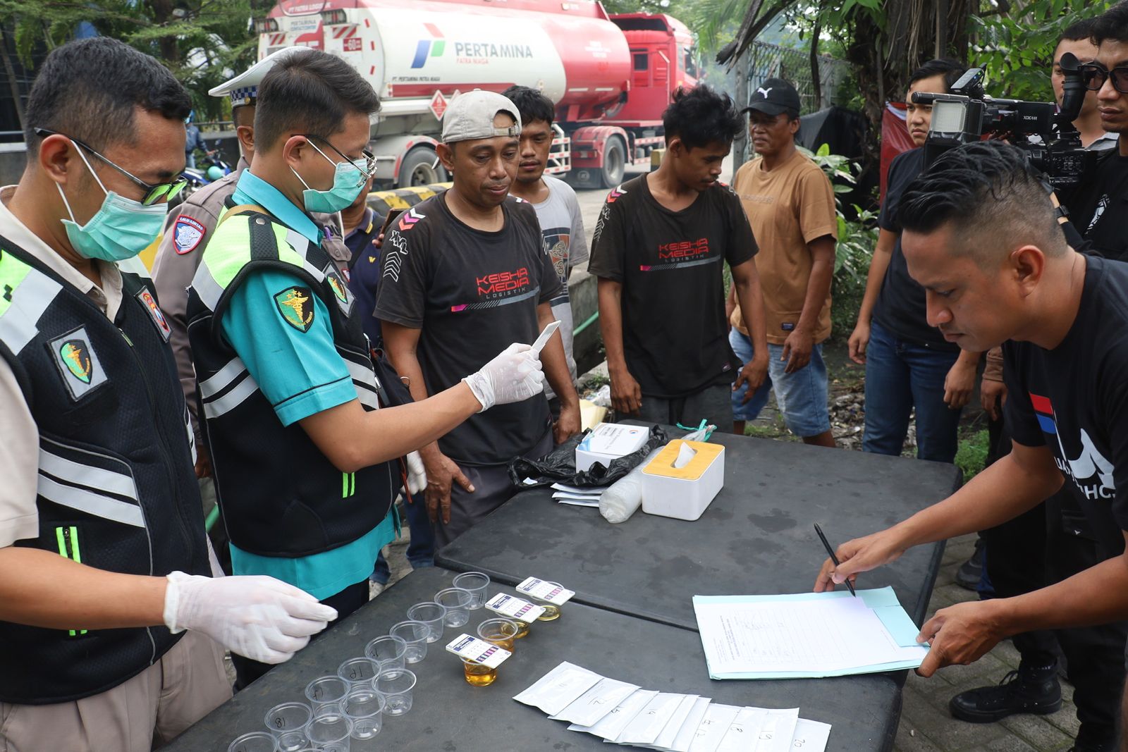 Pastikan Keselamatan Perjalanan Polres Tanjung Perak Cek Urine 43 Sopir Truk dan Bus Jelang Mudik Lebaran
